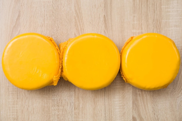 Vista superior de un queso orgánico fresco en un paquete de vacío amarillo Concepto de comida