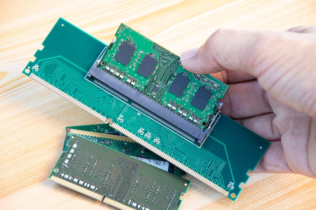 Vista superior de la ram de la computadora portátil que se ha modificado para que sea RAM para PC