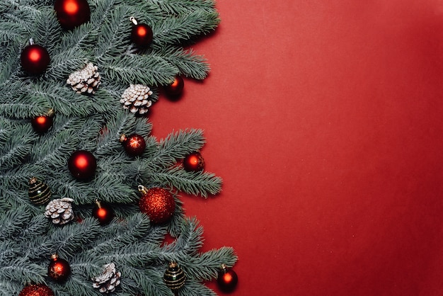 Vista superior de las ramas de los árboles de Navidad con adornos