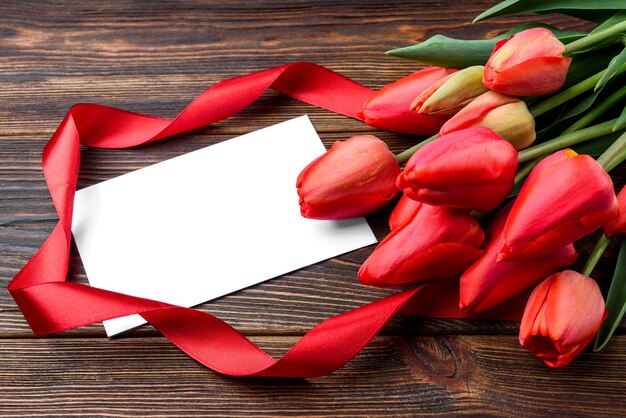 vista superior ramo de tulipanes rojos y cinta