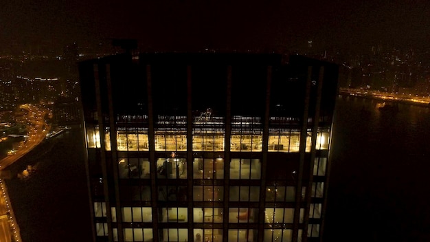 Vista superior del rascacielos por la noche Stock rascacielos solitario por la noche en la ciudad