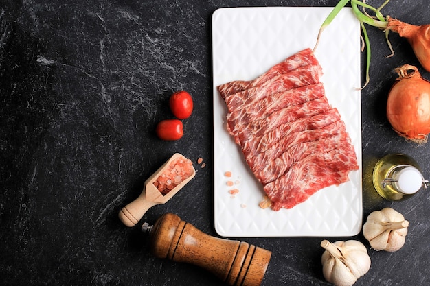 Vista superior Rebanada fina de solomillo de ternera japonés para Yakiniku, Suki o parrilla coreana. Copiar espacio para texto