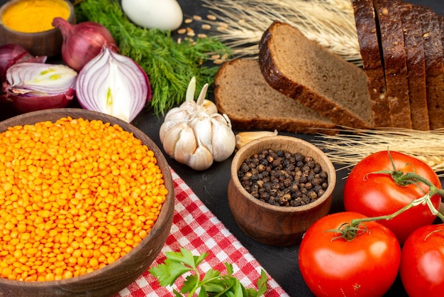 Vista superior de rebanadas de pan de verduras frescas lentejas rojas en un tazón marrón pimienta jengibre amarillo