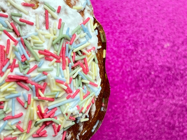 Vista superior recortada de cerca del delicioso pastel de pascua paska con chispas y fondo de brillo rosa glaseado