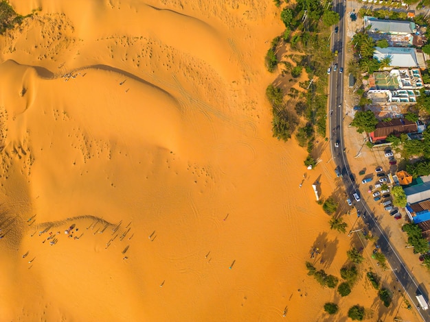 Vista superior Red Sand Dunes nome local é Doi Cat Do também conhecido como Golden Sand Dunes está localizado perto da praia de Hon Rom Mui Ne Phan Thiet cidade Este é um destino turístico atraente em Mui Ne