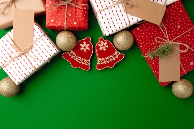 Vista superior del regalo de Navidad decorado y galleta de jengibre, espacio de copia