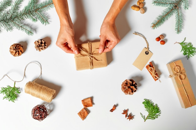 Vista superior de regalo de navidad envuelto en artesanía y decorado