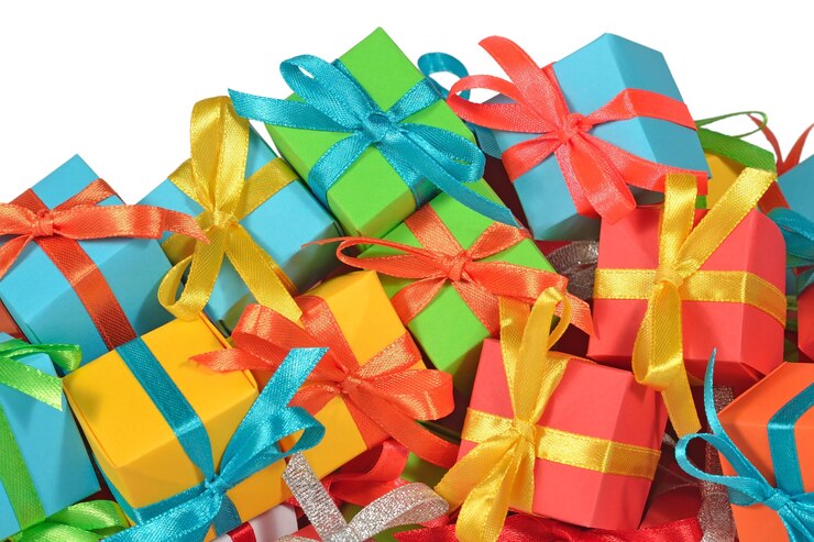 Foto vista superior de regalos coloridos sobre un blanco