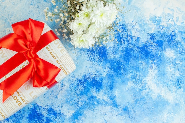 vista superior regalos navideños flores blancas sobre fondo azul espacio libre