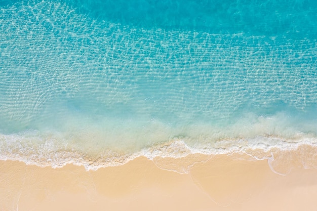 Vista superior relaxante praia aérea costa mar férias férias de verão Ondas surf incrível oceano azul