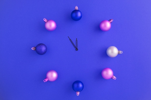 Vista superior del reloj de Navidad de bolas de colores