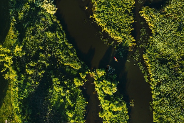 Vista superior del río Svisloch en el parque y un kayakista al atardecer en Minsk.La hermosa naturaleza de Bielorrusia.