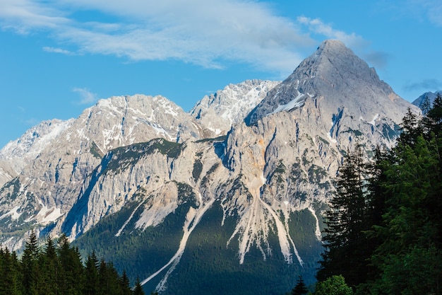 Vista superior rochosa da montanha dos Alpes do verão, Áustria.