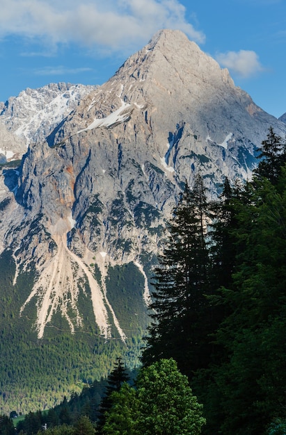 Vista superior rocosa de la montaña de los Alpes de verano, Austria
