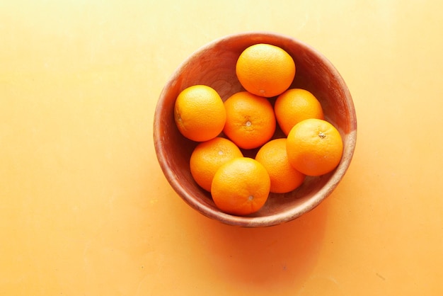 Vista superior de la rodaja de frutas naranjas en un tazón