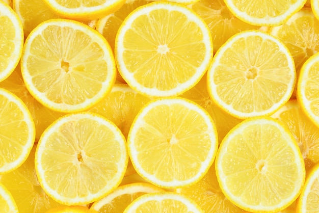 Vista superior de rodajas de limones maduros frescos