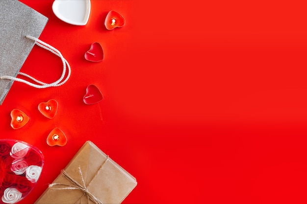 Vista superior - rojo festivo para el día de San Valentín. El concepto de prepararse para las vacaciones y envolver regalos.