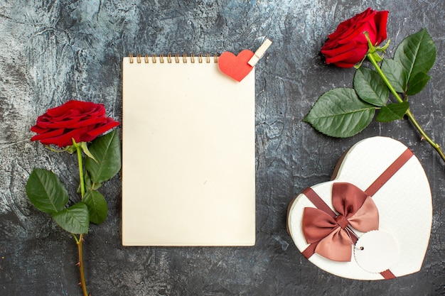 vista superior rosas rojas con presente para el día de san valentín sobre fondo gris corazón sentimiento amor amante pareja vacaciones pasión matrimonio