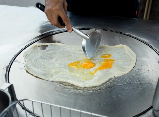 Vista superior de Roti frito delicioso topping con enfoque de huevo selectivo