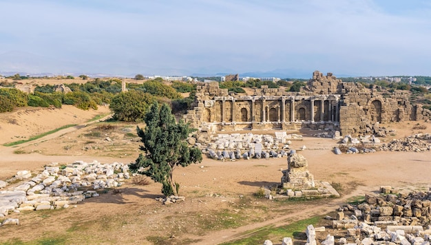 Vista superior de las ruinas de la antigua ciudad de Side (ahora Manavgat, Turquía) con el edificio del ágora en primer plano