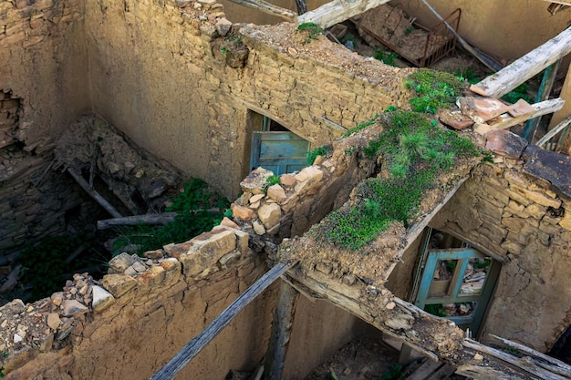 Vista superior de las ruinas de los edificios del pueblo deshabitado de Gamsutl en Daguestán