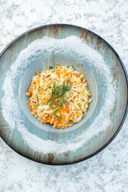 vista superior saborosa salada de frango dentro do prato. cor saúde lanche férias prato refeição dieta