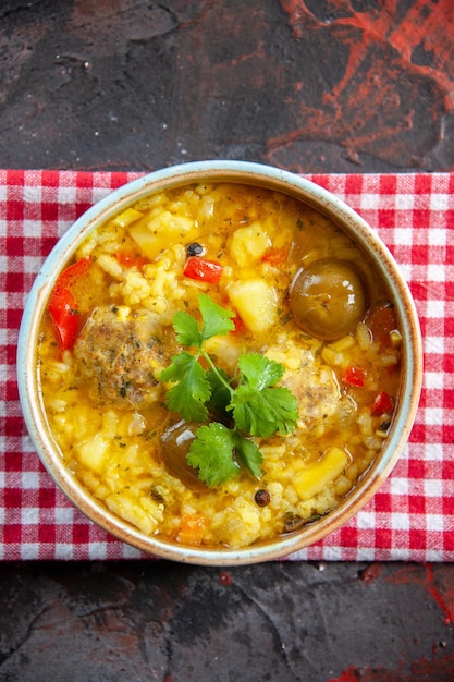 Vista superior saborosa sopa de carne com batatas e arroz dentro de pratinho na superfície escura refeição comida salada restaurante jantar cozinha prato cozinha