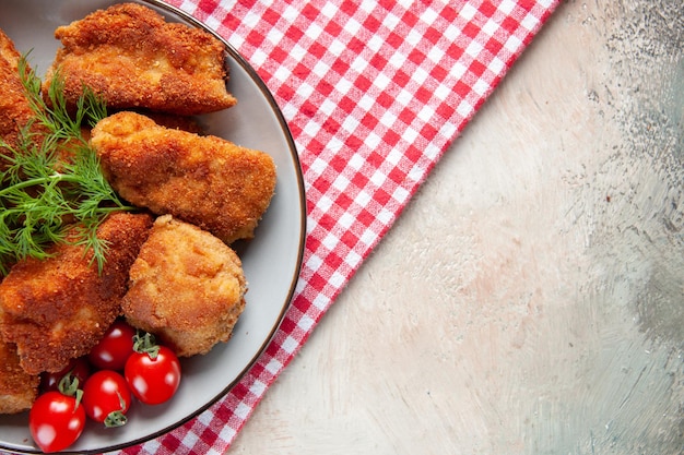 Vista superior saborosas asas de frango com verduras e tomates em fundo claro batatas fritas hambúrguer comida almoço carne jantar refeição