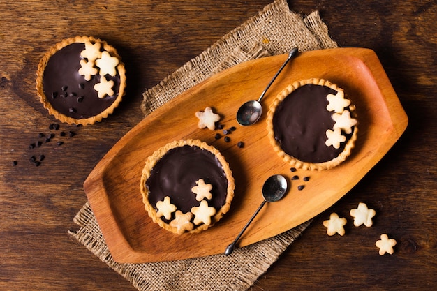 Vista superior saborosas tortas de chocolate prontas para serem servidas