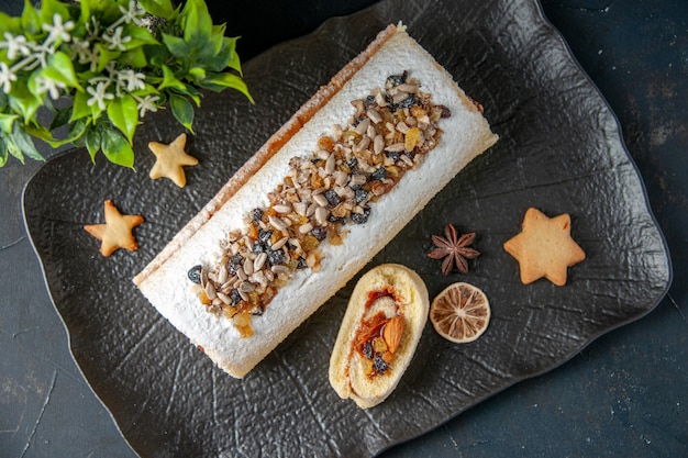 vista superior saboroso rolo de biscoito com nozes. torta biscoito bolo sobremesa doce chá açúcar biscoito massa