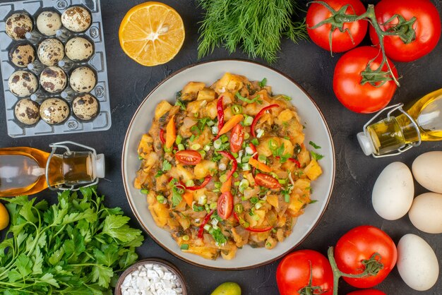 Vista superior de la sabrosa comida vegana verduras frescas botellas de aceite caído huevos sal sobre fondo negro