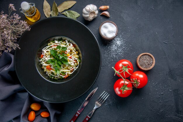 Vista superior sabrosa ensalada de papas dentro de la placa con tomates rojos y sal en la superficie oscura comida cena almuerzo de color horizontal