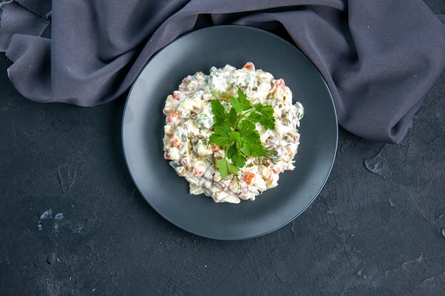 Vista superior sabrosa ensalada de pollo con diferentes verduras hervidas y mayonesa dentro de la placa sobre la superficie oscura de la comida del comedor colores de comida horizontal mezclados