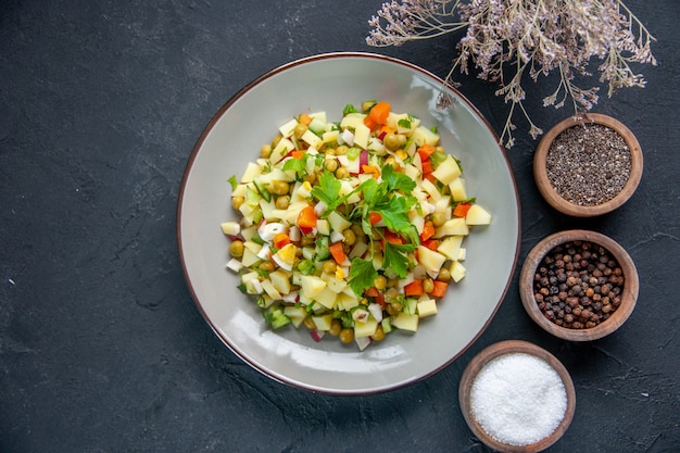 Vista superior sabrosa ensalada de verduras con condimentos en la superficie oscura dieta comida almuerzo pan cocina de color salud horizontal