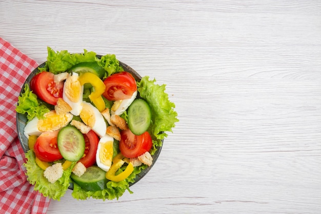 Vista superior sabrosa ensalada de verduras con huevos sobre fondo blanco ensalada almuerzo dieta comida madura desayuno vida saludable comida espacio libre