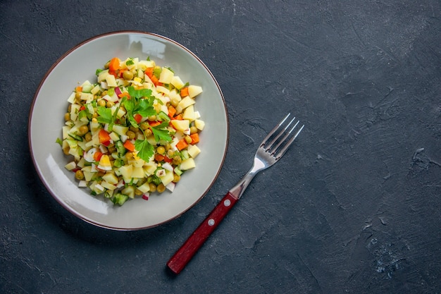 Vista superior sabrosa ensalada de verduras con tenedor y cuchillo en la superficie oscura dieta almuerzo cocina comida saludable comida de color pan espacio libre horizontal