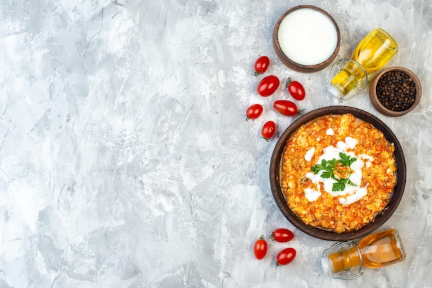 Vista superior sabrosa tortilla de tomate con tomates frescos y verduras sobre fondo blanco desayuno por la mañana huevos revueltos pan leche almuerzo