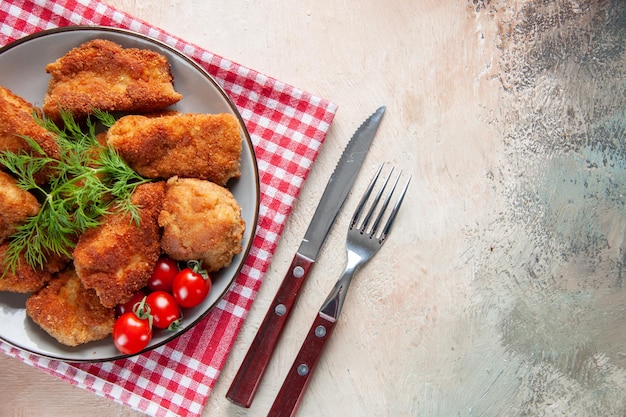 Vista superior sabrosas alitas de pollo con verduras y tomates sobre fondo claro sándwich carne comida almuerzo cena papas fritas hamburguesas comida