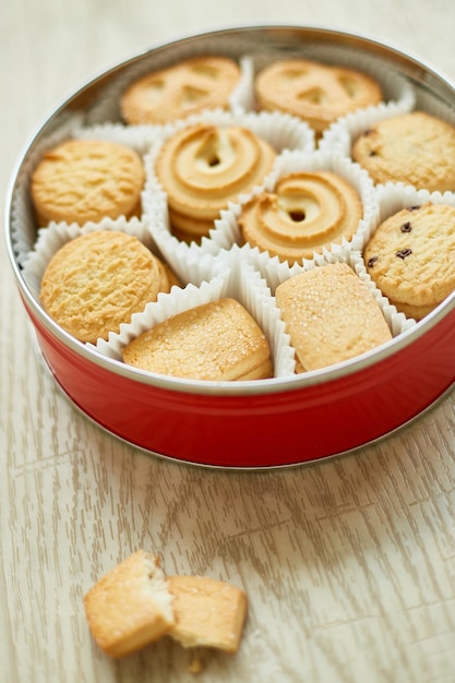 Vista superior sabrosas galletas de mantequilla danesa en una caja de lata