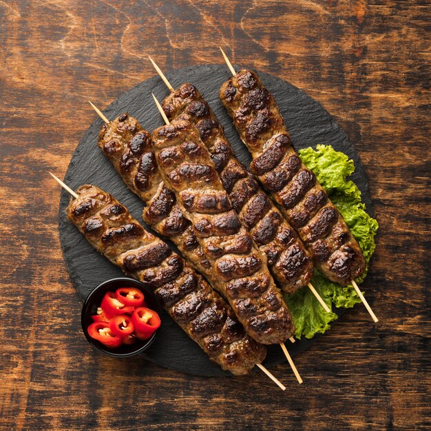 Vista superior del sabroso kebab con carne y ensalada