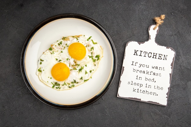 Vista superior sabrosos huevos revueltos dentro de la placa sobre fondo oscuro comida de tortilla desayuno almuerzo de la mañana comida de té