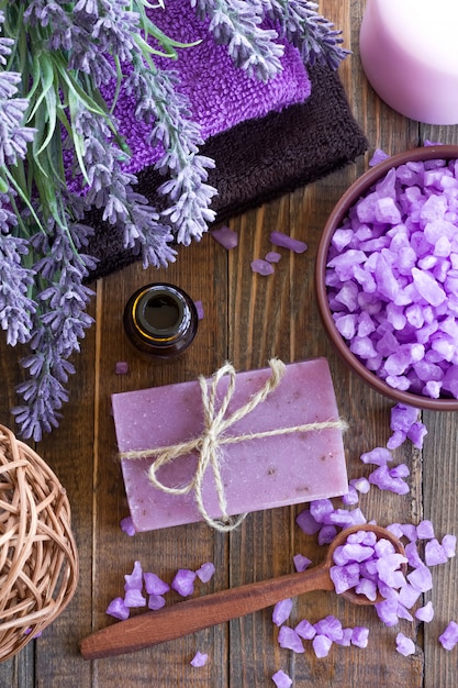 Foto vista superior de sal y jabón de baño de lavanda