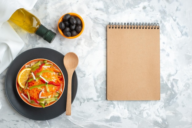 Vista superior salada de legumes fresca com azeitonas na superfície branca dieta alimentar refeição horizontal saúde jantar