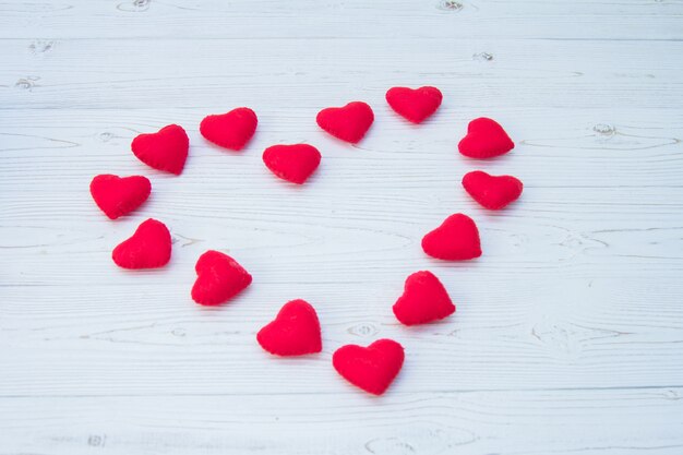 Foto vista superior de san valentín corazones rojos forma sobre fondo de madera vintage