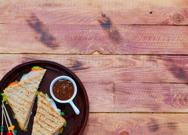 Vista superior de sandwich saludable, sobre un fondo de madera