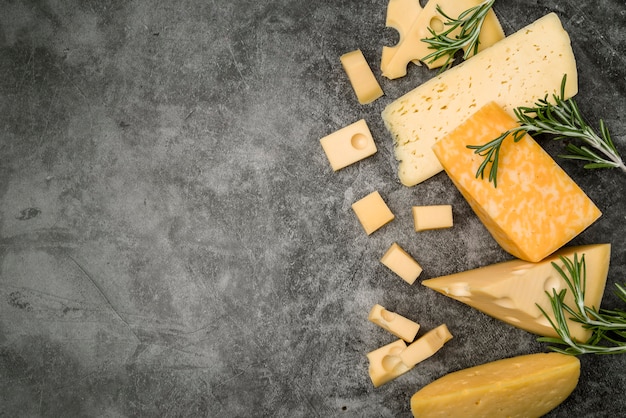 Foto vista superior seleção saboroso queijo com espaço de cópia