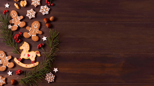 Foto vista superior de la selección de galletas de jengibre para navidad con espacio de copia