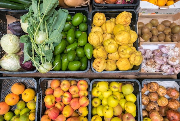 Vista superior de selecciones de frutas y verduras saludables.