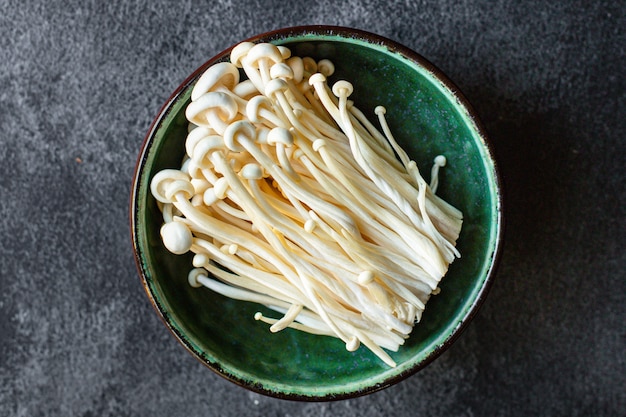 Vista superior de setas Enoki en un plato