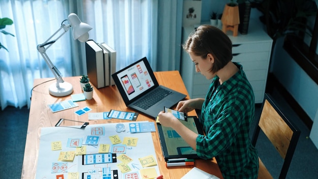 Vista superior del sistema de diseño ux ui del gerente mientras está sentado en la mesa de convocación